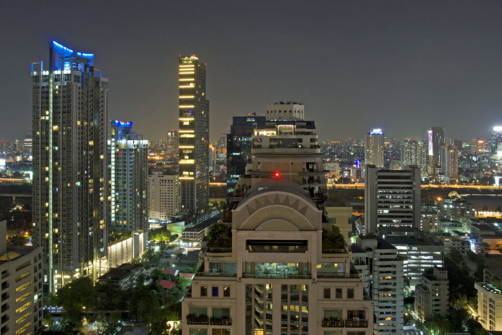 Die Rooftop Bar Above Eleven befindet sich im 33. Stock des Fraser Suites in Bangkok in Thailand