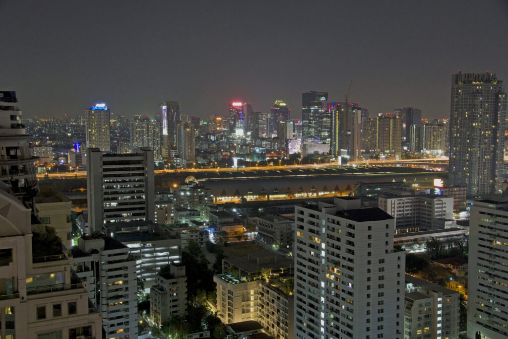 Die Rooftop Bar Above Eleven befindet sich im 33. Stock des Fraser Suites in Bangkok in Thailand