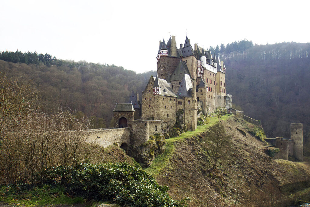 Burg Eltz am frühen Morgen, gelegen in der Eifel.