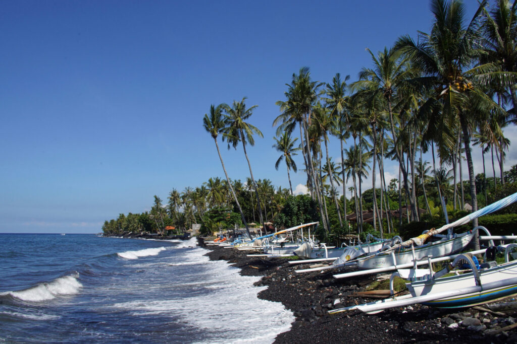 schwarzer Strand beim Kubu Indah auf Bali