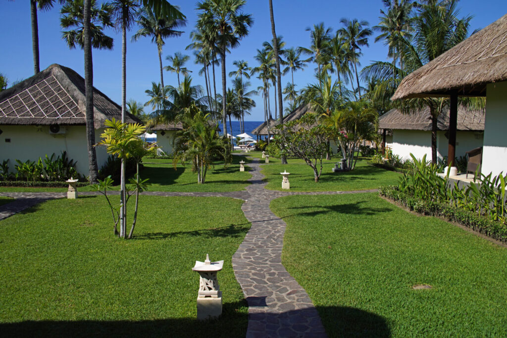 Der herrliche Garten des Kubu Indah bei Tulamben auf Bali