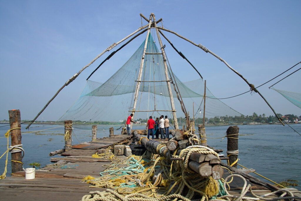 Die chinesischen Fischernetze am Hafen in Kochi (Cochin) in Kerala in Indien