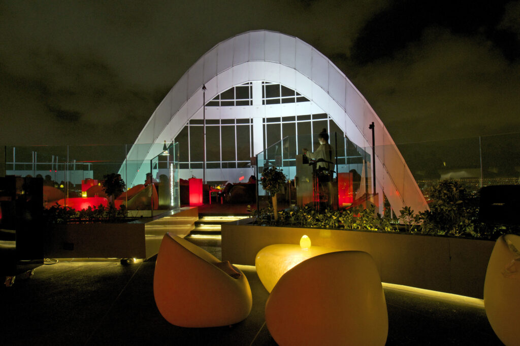 Die Red Sky Bar ist ebenfalls eine Rooftop Bar und befindet sich auf dem Dach des Centara Grand Hotels in Bangkok in Thailand