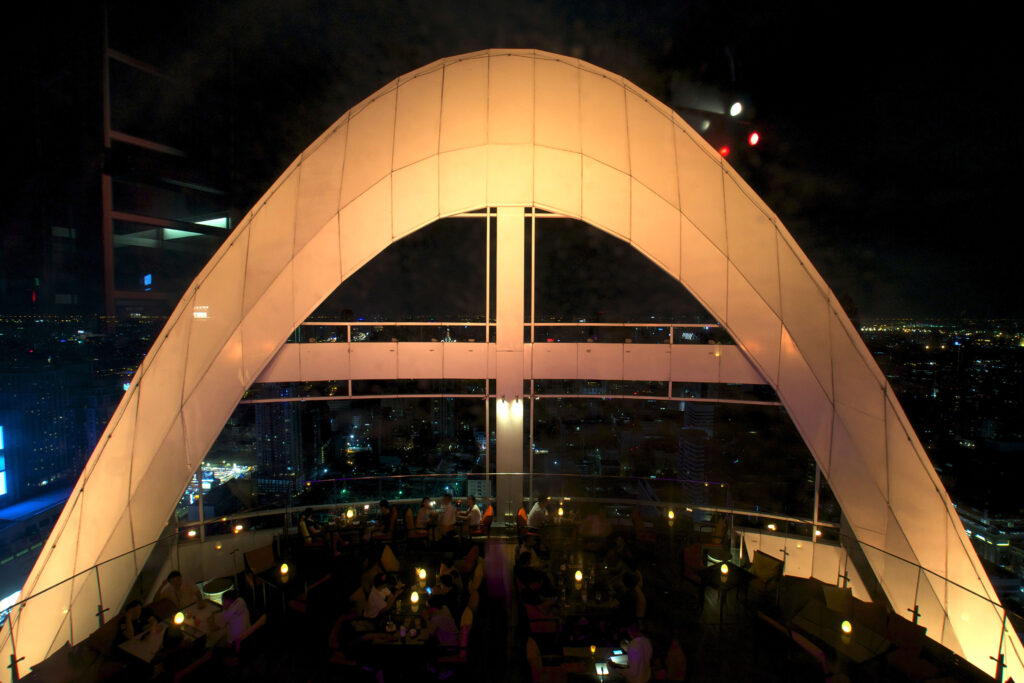 Die Red Sky Bar ist ebenfalls eine Rooftop Bar und befindet sich auf dem Dach des Centara Grand Hotels in Bangkok in Thailand