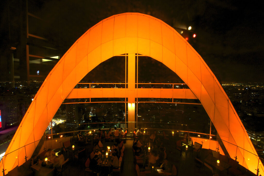 Die Red Sky Bar ist ebenfalls eine Rooftop Bar und befindet sich auf dem Dach des Centara Grand Hotels in Bangkok in Thailand