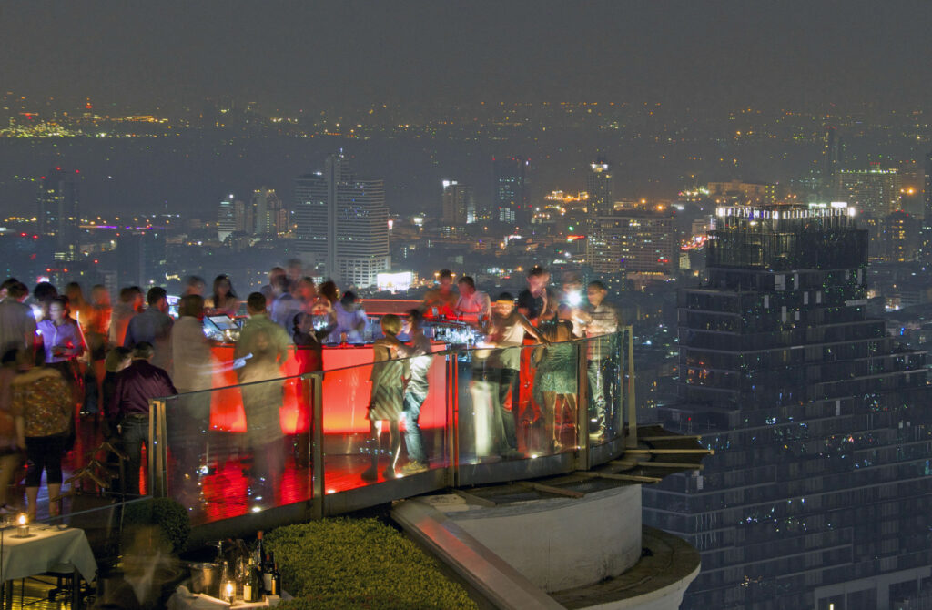 Die Sky Bar unter dem Dome des Lebua Hotels in Bangkok ist eine aus dem Film Hangover 2 bekannte Rooftop Bar