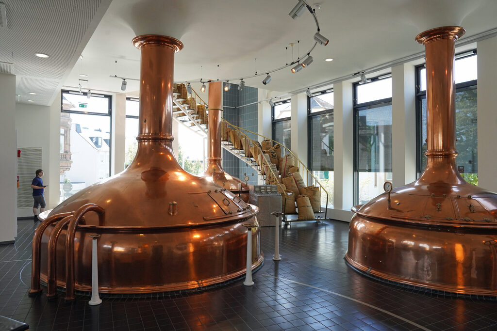 In der Bitburger Erlebniswelt kann man bei Führungen den kompletten Prozess des Bierbrauens erleben