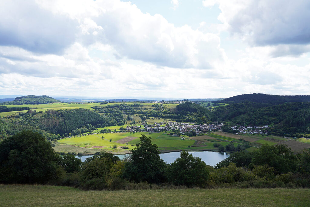 Das Meerfelder Maar, gesehen vom Aussichtspunkt Landesblick