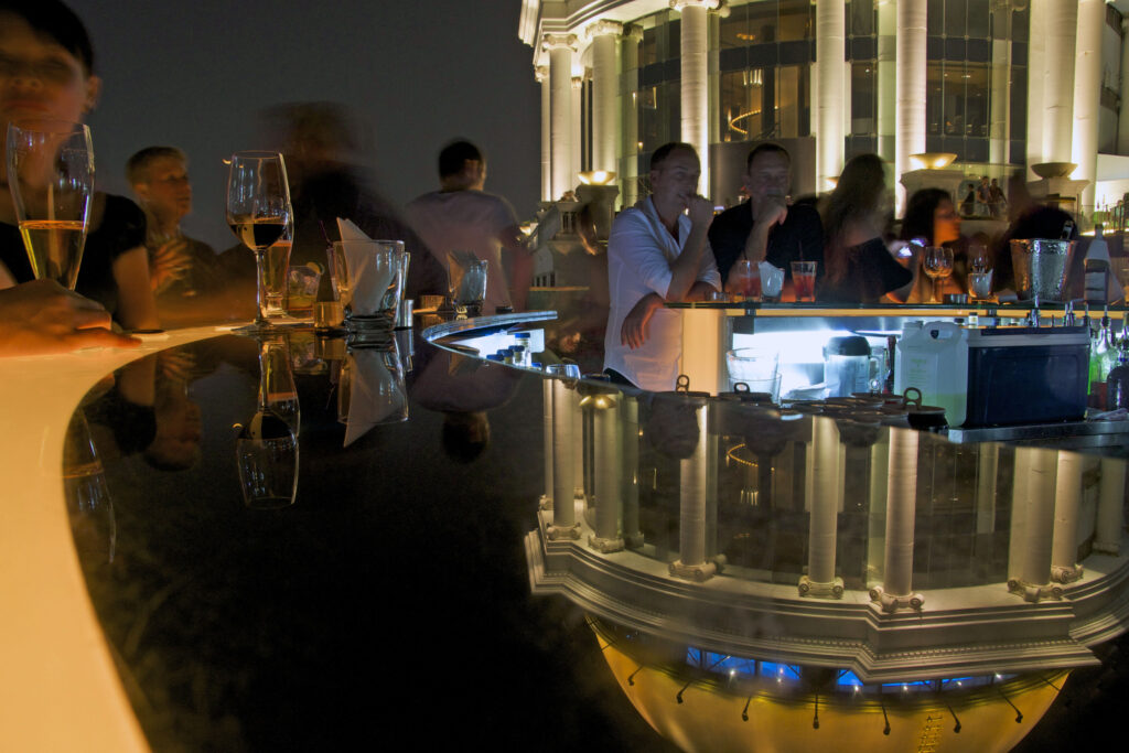 Die Sky Bar unter dem Dome des Lebua Hotels in Bangkok ist eine aus dem Film Hangover 2 bekannte Rooftop Bar