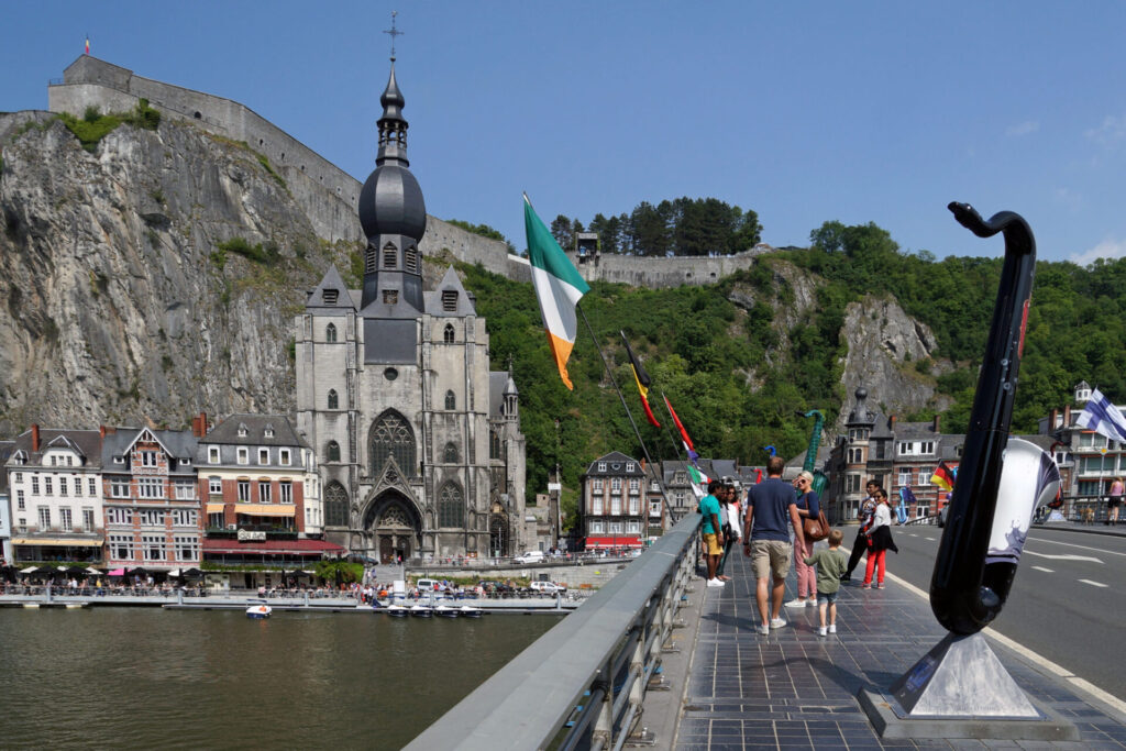 DInant in Belgien mit der beeindruckenden Kirche und Festung und vielen Saxophonen zu Ehren von Adolphe Sam