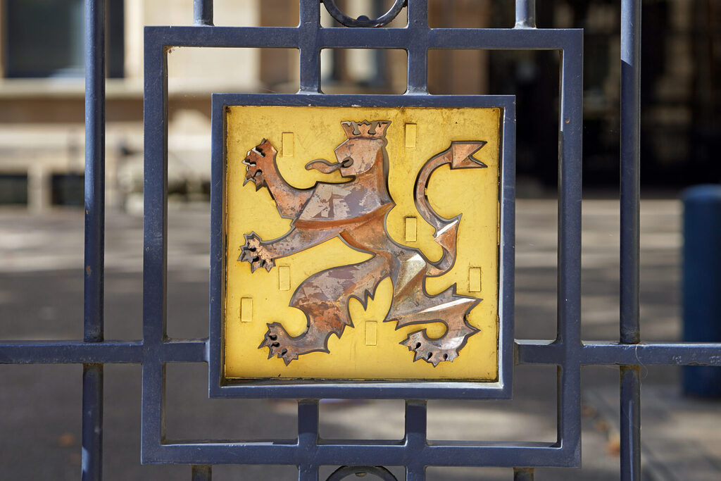 Das Wappen des Großherzogs von Luxemburg am Palasttor