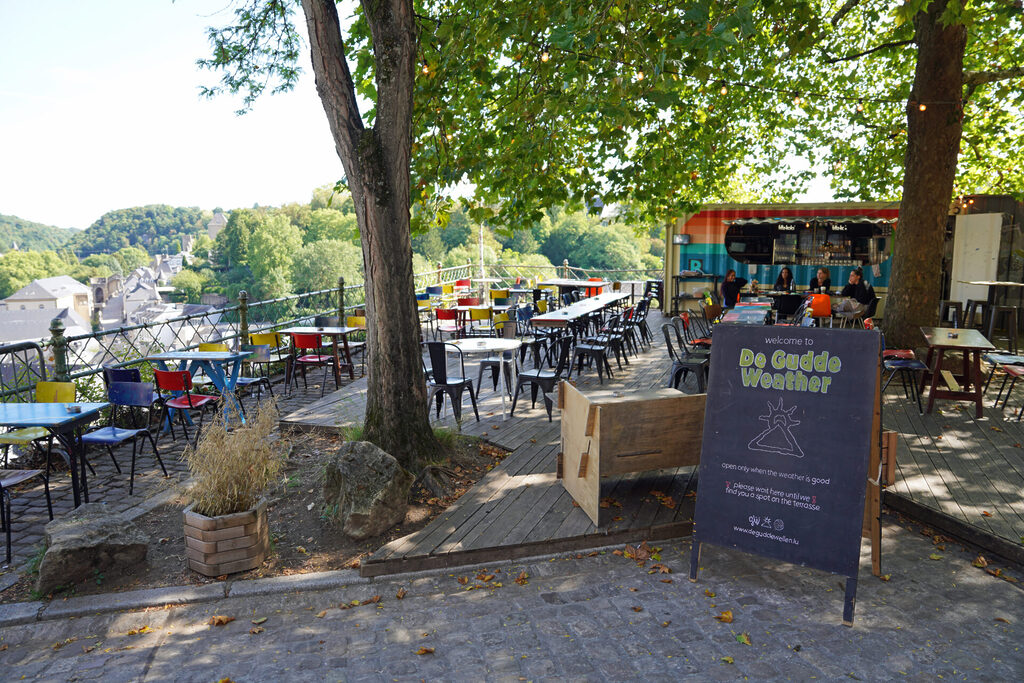 Ein Biergarten an der Corniche in Luxemburg Stadt