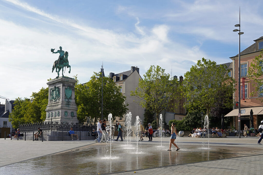 20_luxemburg_stadt_ralph_dresel_dsc08814 Der Platz Wilhelm II mit dem Reiterdenkmal und Wasserspielen in Luxemburg