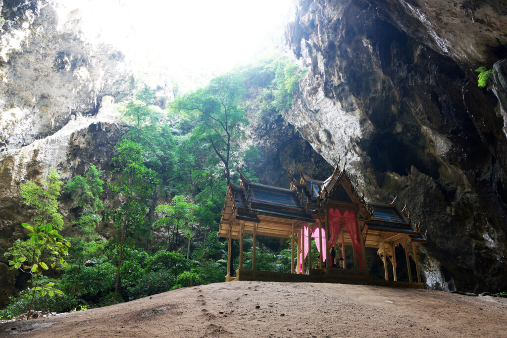 Der königliche Pavillon Kuha Kharuehat im Khao Sam Roi Yot Nationalpark in Thailand