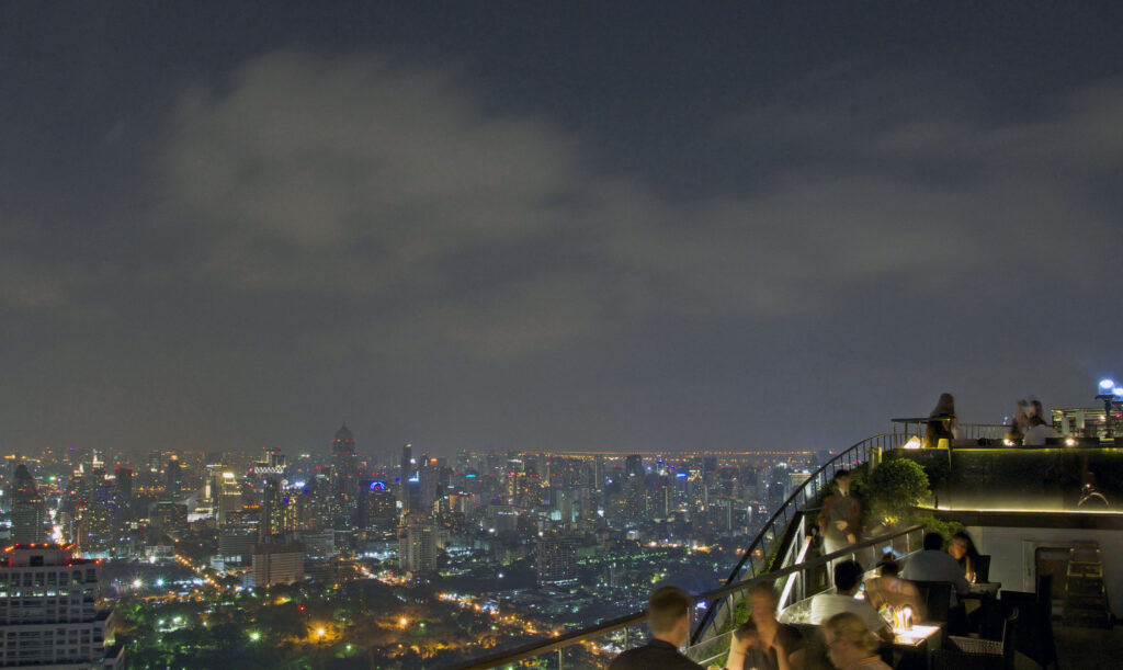 Die Moon Bar ist auf dem Dach des Banyan Tree Hotels ist ebenfalls eine Rooftop Bar in Bangkok in Thailand