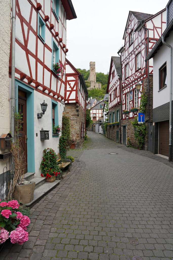 Monreal ist eine historische Stadt in der Eifel mit viel Fachwerk, fotografiert von Ralph Dresel