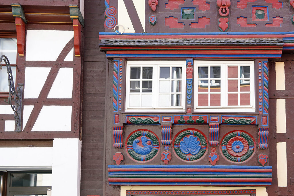 80_eifel_bad_muenstereif_sightseeing_ralph_dresel_dsc08174 Bad Münstereifel hat kunstvoll verzierte Fassaden und Fachwerk