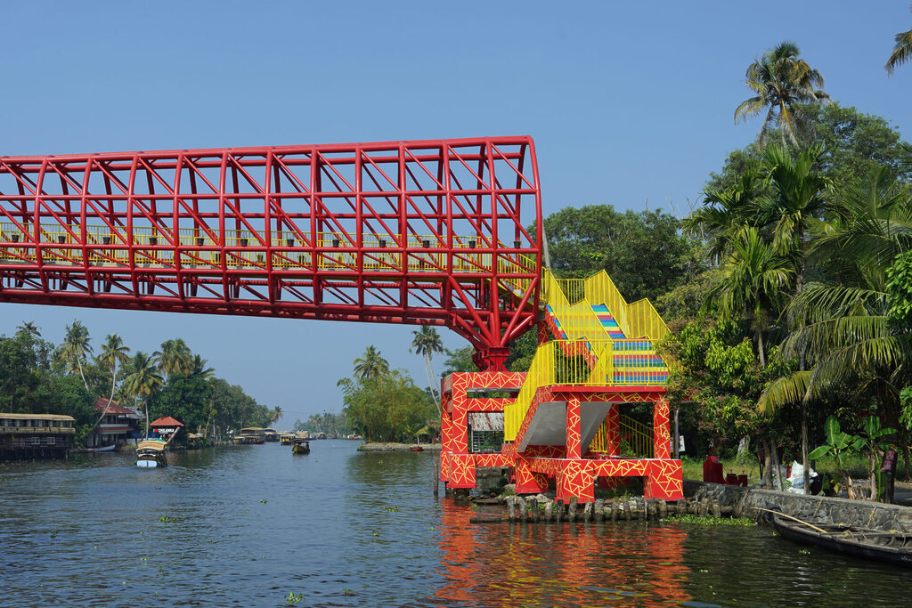 Diese farbenfrohen Brücken markieren den Start und das Ende des berühmten Schlangenbootrennes in Alappuzha