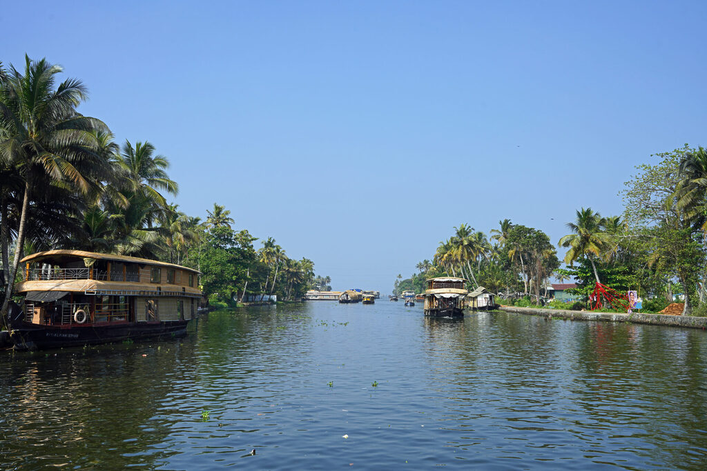 Unmengen an Hausbooten verlassen täglich Alappuzha, um in den Backwaters in Kerala unterwegs zu sein.