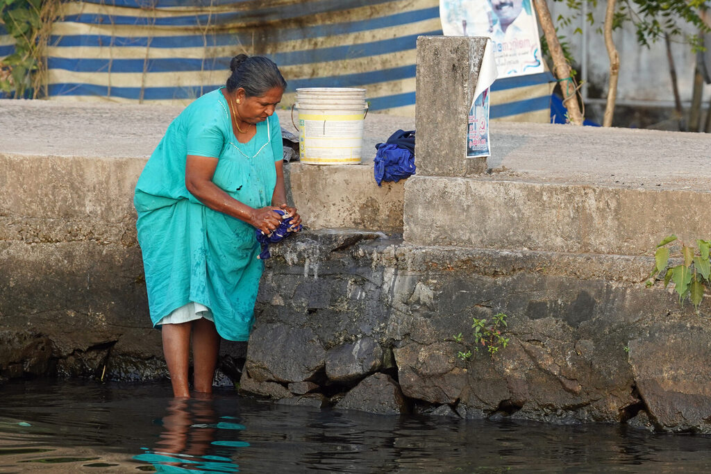 Alltag entlang der Wasserstraßen in den Backwaters in Kerala